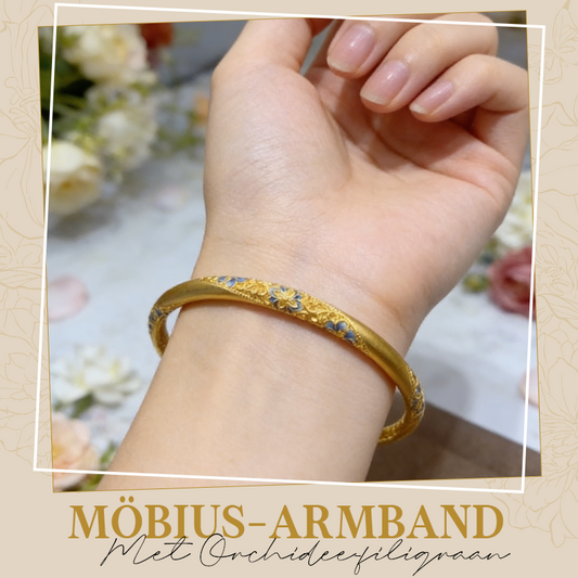 Tijdloze Elegantie: Möbius Armband met Blauw-Wit Emaille 💙✨