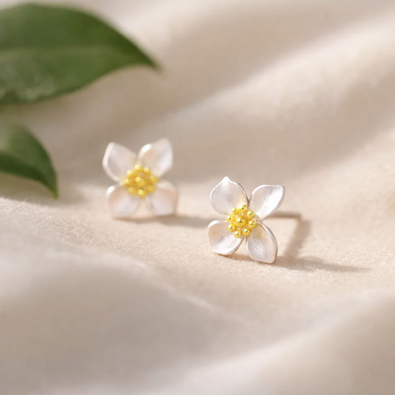 Elegante Gardenia Bloem Oorknopjes – Tijdloze Puurheid 🌸✨Tijdelijke aanbieding: koop er één en krijg er drie gratis!