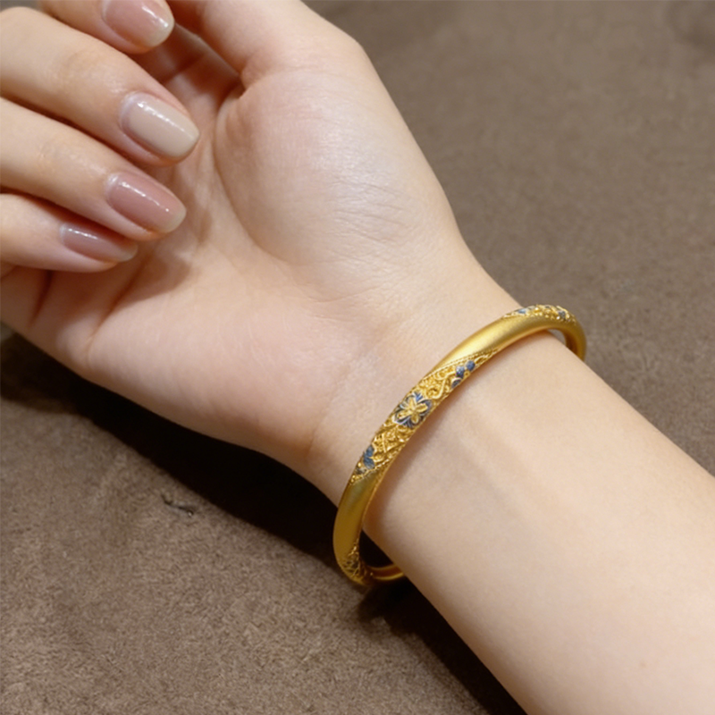 Tijdloze Elegantie: Möbius Armband met Blauw-Wit Emaille 💙✨
