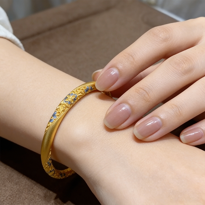 Tijdloze Elegantie: Möbius Armband met Blauw-Wit Emaille 💙✨