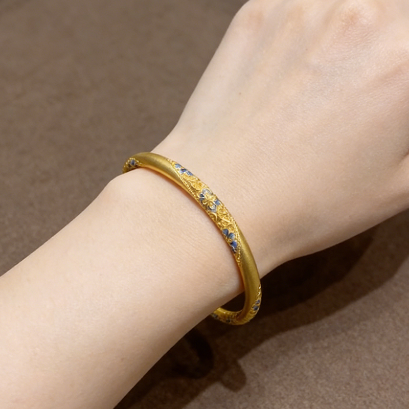 Tijdloze Elegantie: Möbius Armband met Blauw-Wit Emaille 💙✨