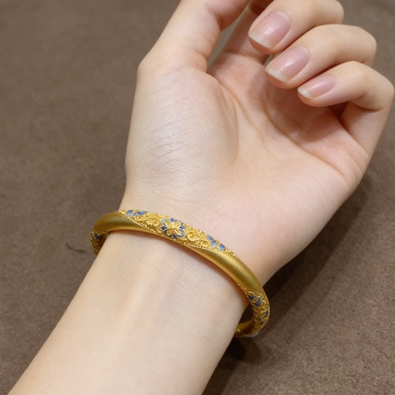 Tijdloze Elegantie: Möbius Armband met Blauw-Wit Emaille 💙✨